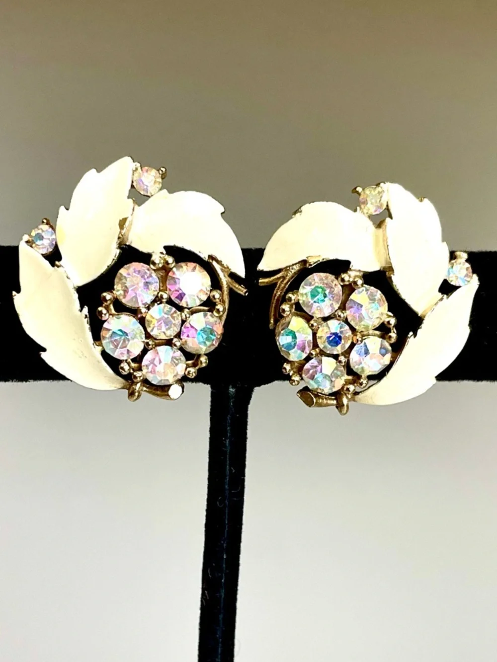 Lisner Vintage 1950s Aurora Borealis Rhinestone Enamel Leaf Clip Earrings Floral